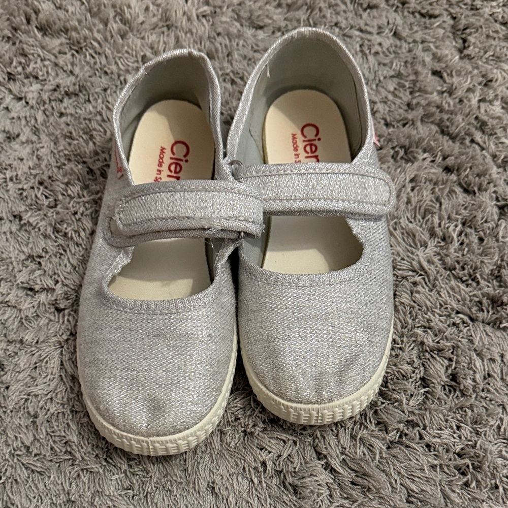 Cienta Shimmering Silver Kids' Dress Shoes